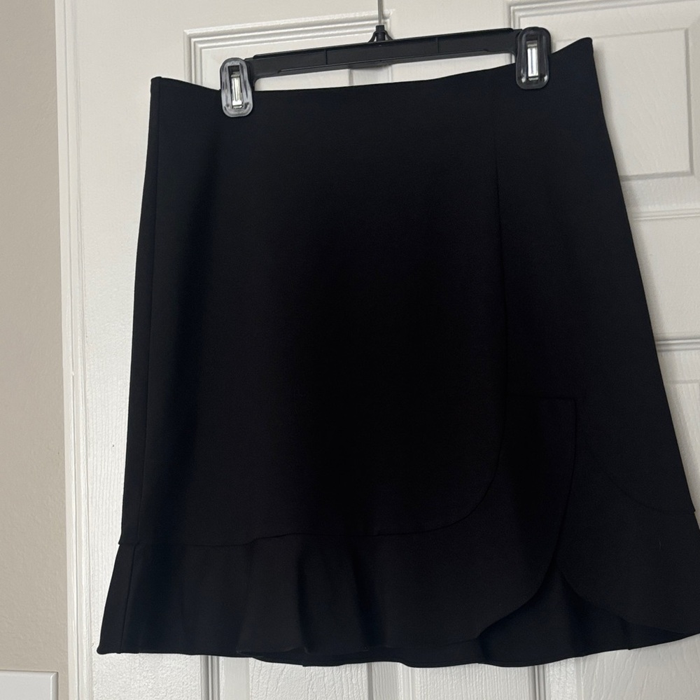 Loft, medium, nwt, elastic waist, 20 inch’s length, flirty ruffed skirt